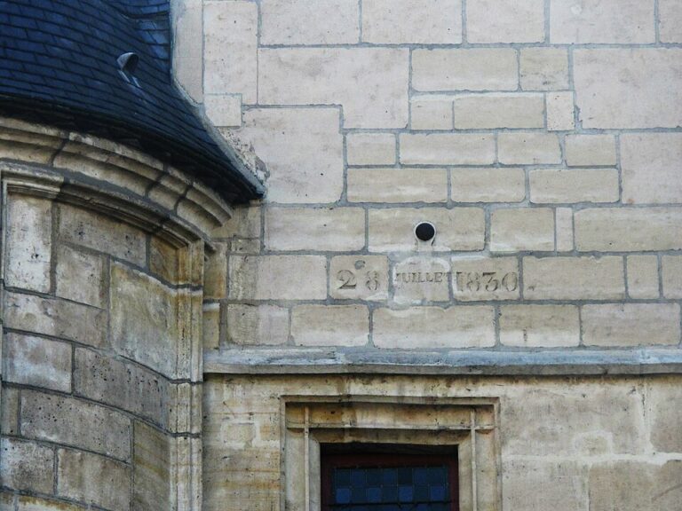 Why Is There a Cannonball Stuck in The Wall of Hotel de Sens, Paris ? (The Fascinating Story)