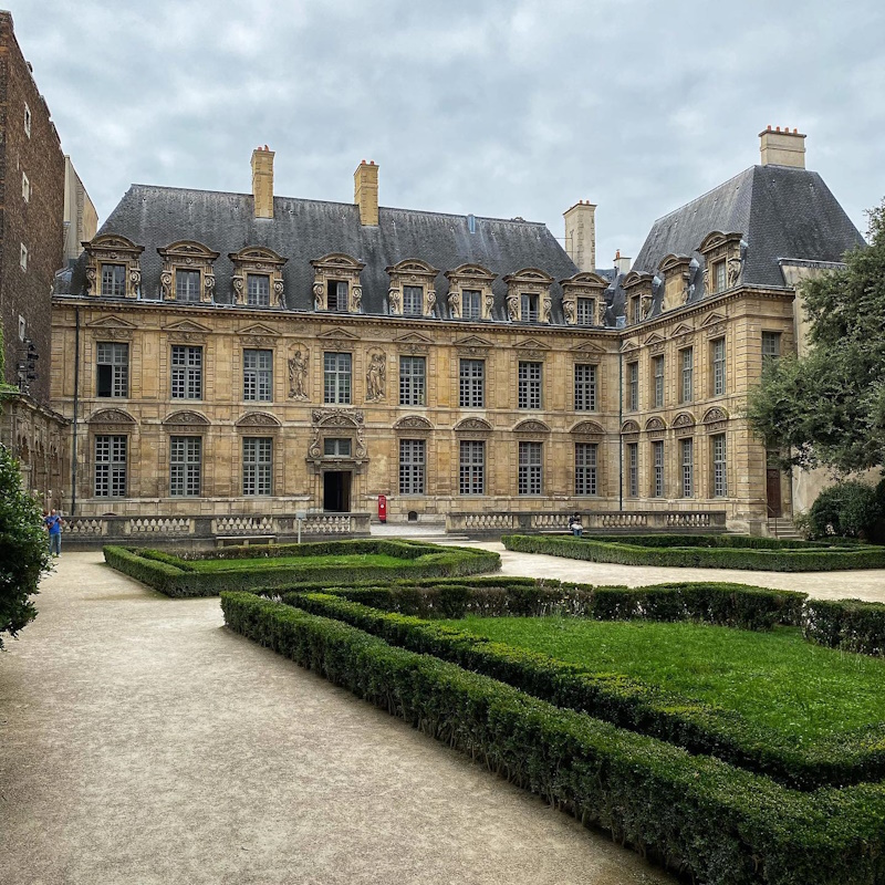 Hôtel Sully in Paris - IG post by @rmundie5132