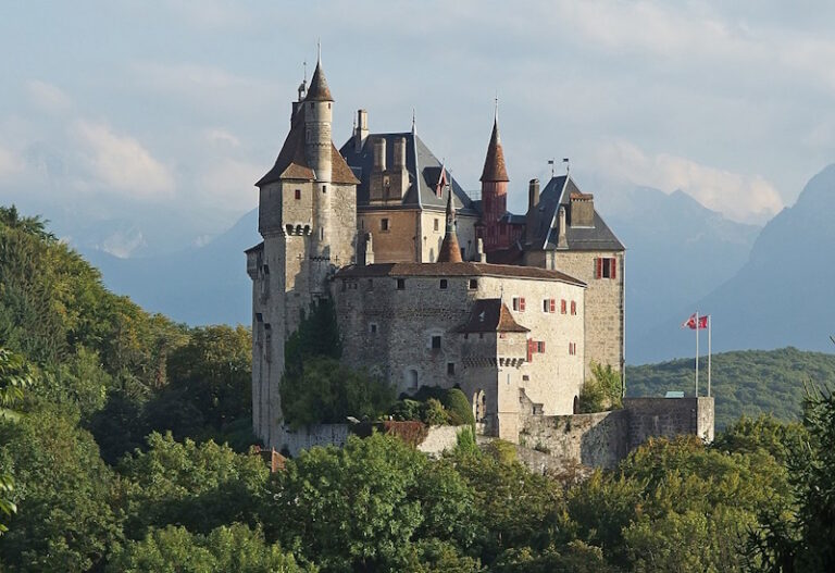 Menthon-Saint-Bernard: Amazing Castle Near Annecy