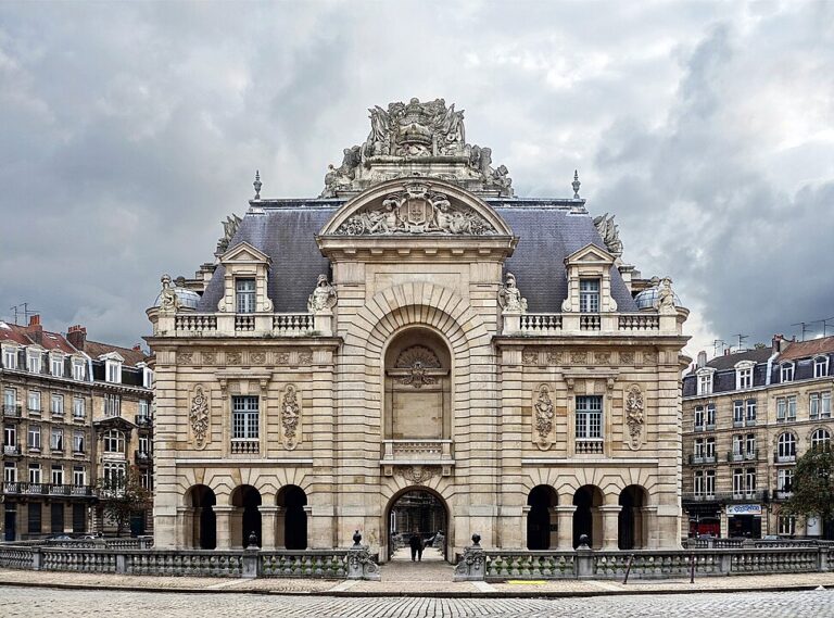 Porte de Paris in Lille: The Triumphal Arch That Almost Became a Traffic Nightmare