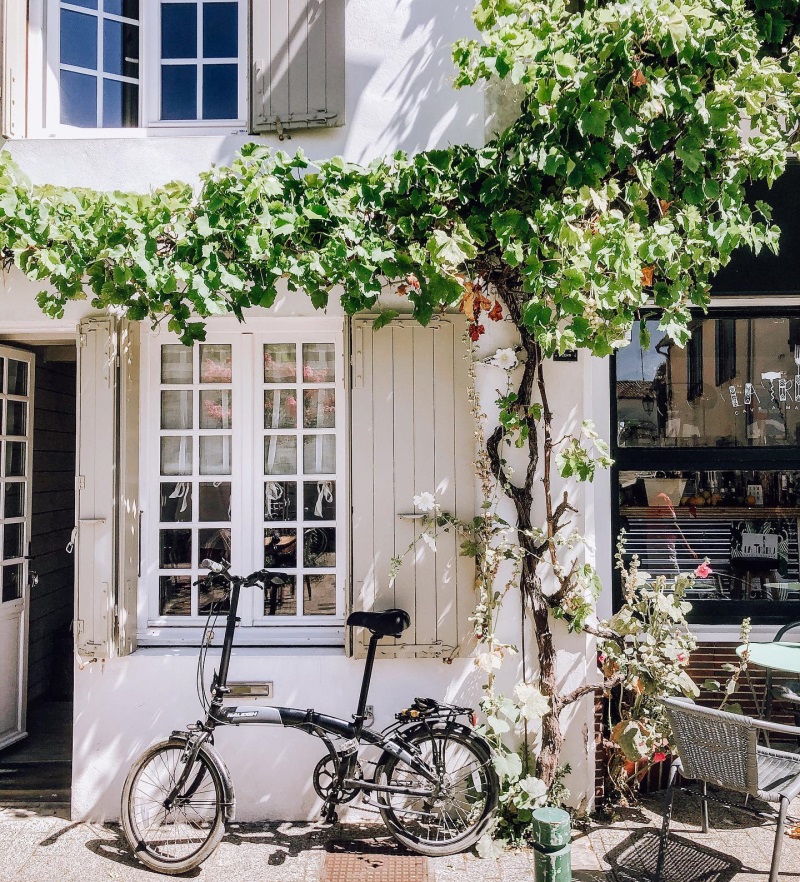 IG post by @livelovetraveloften