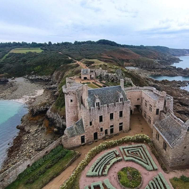 Cap Frehel - IG post by @ando_y_reando