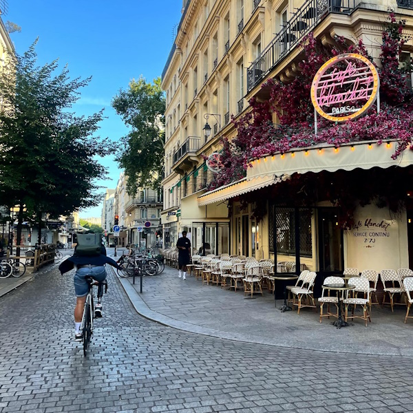Cycling in paris - IG post by @tkruijff