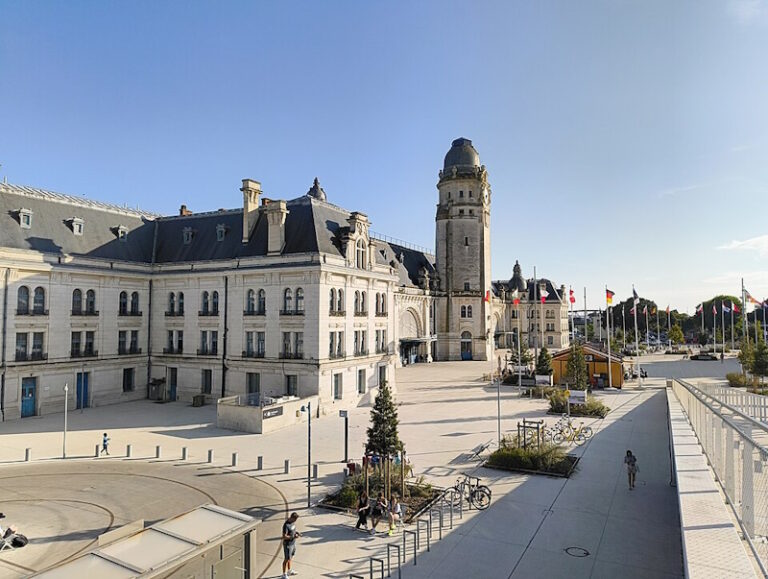 8 Best Towns to Stay Without a Car in France