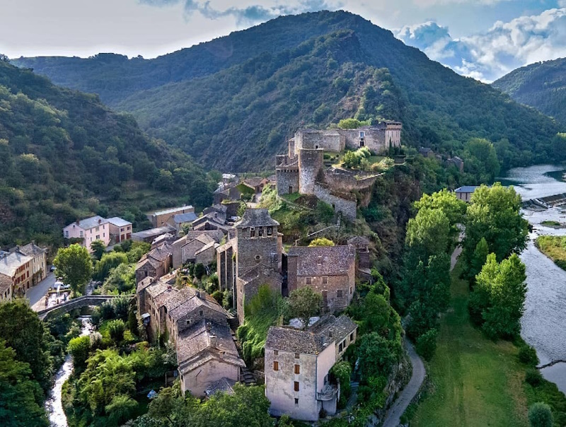 Brousse-le-Château - IG post by @velorandoz