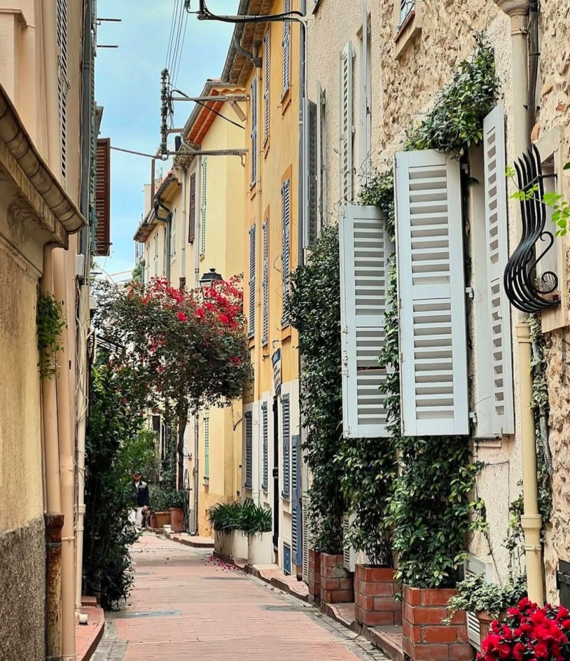 Antibes - IG post by @knetcrumb