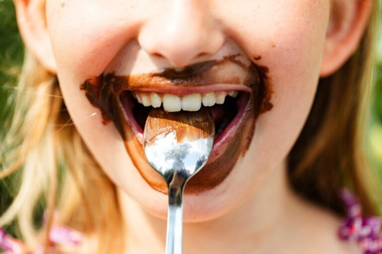 8 Unspoken Rules for Eating in Public in France